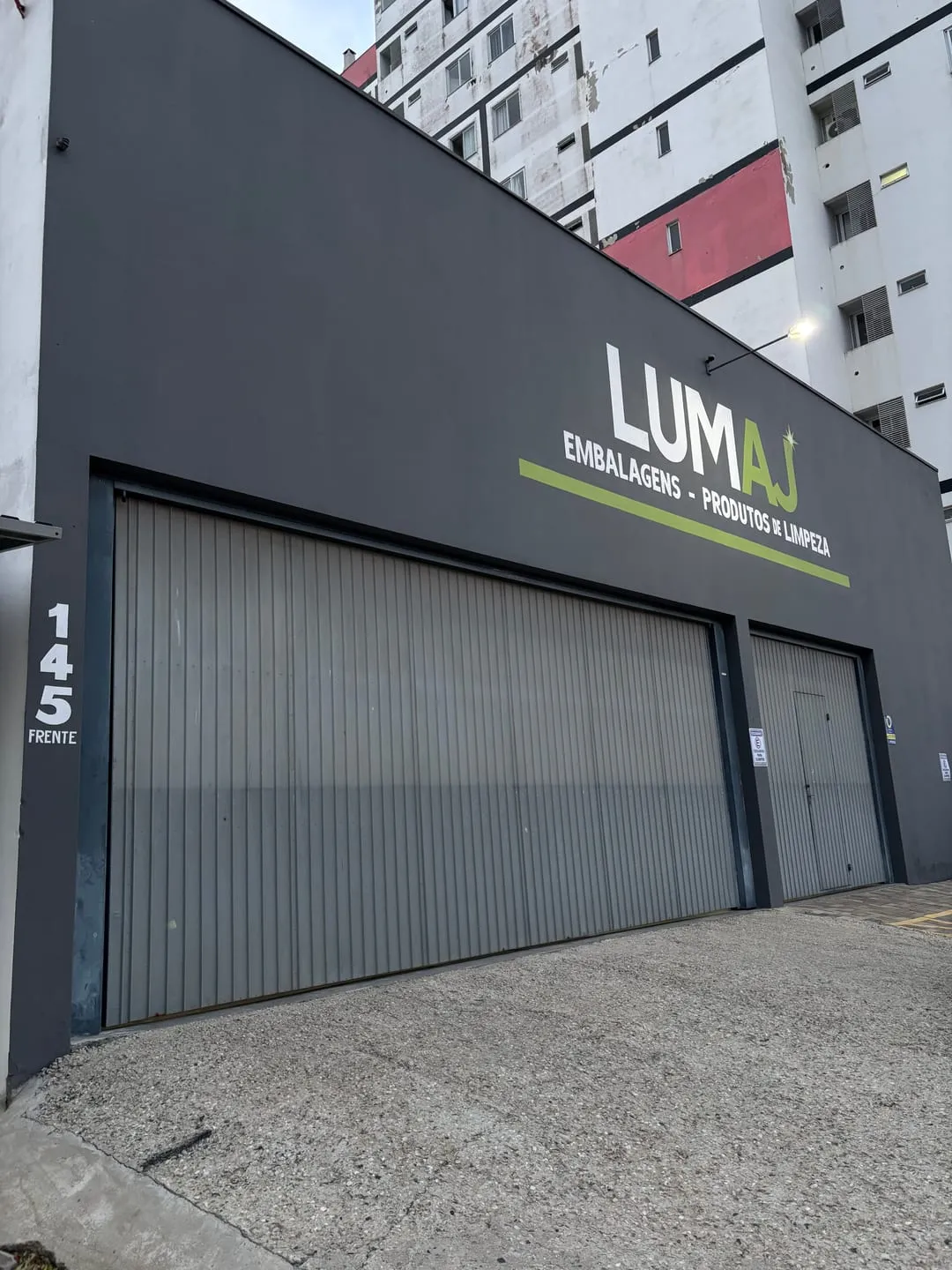 Fachada da Lumaj Distribuidora, com o logo e o número 145